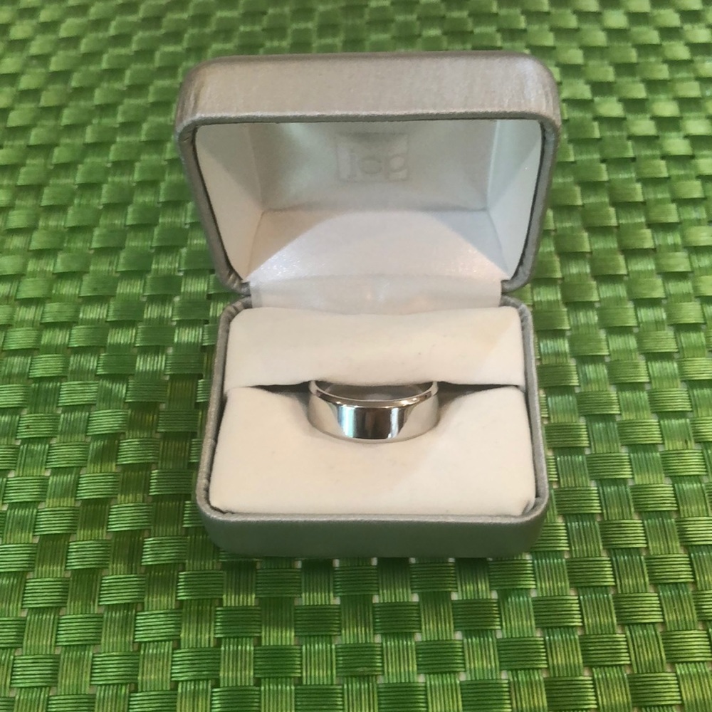 *SOLD* NWOT Men’s Wedding Band